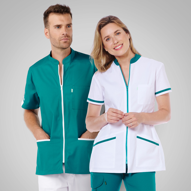 homme en blouse m&eacute;dicale couleur canard et femme en blouse blanche